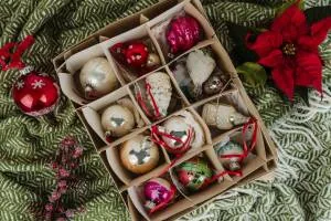 Staying organized (and sane!) this holiday season! 1 christmas tree ornaments box